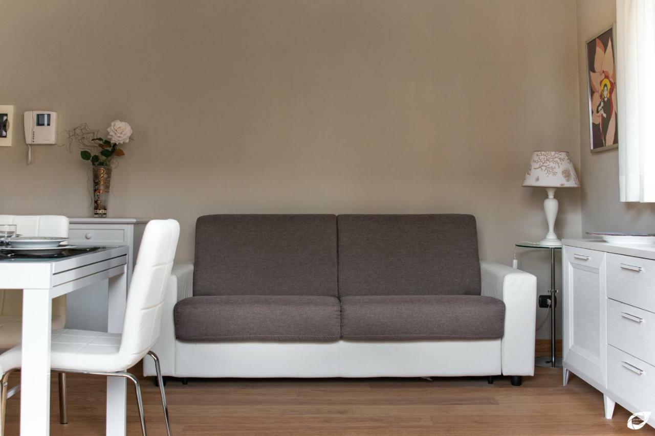 2-Bedroom Apt, With Balcony & Aircondition - 50 M From The Beach マリーナ・ディ・ピエトラサンタ エクステリア 写真