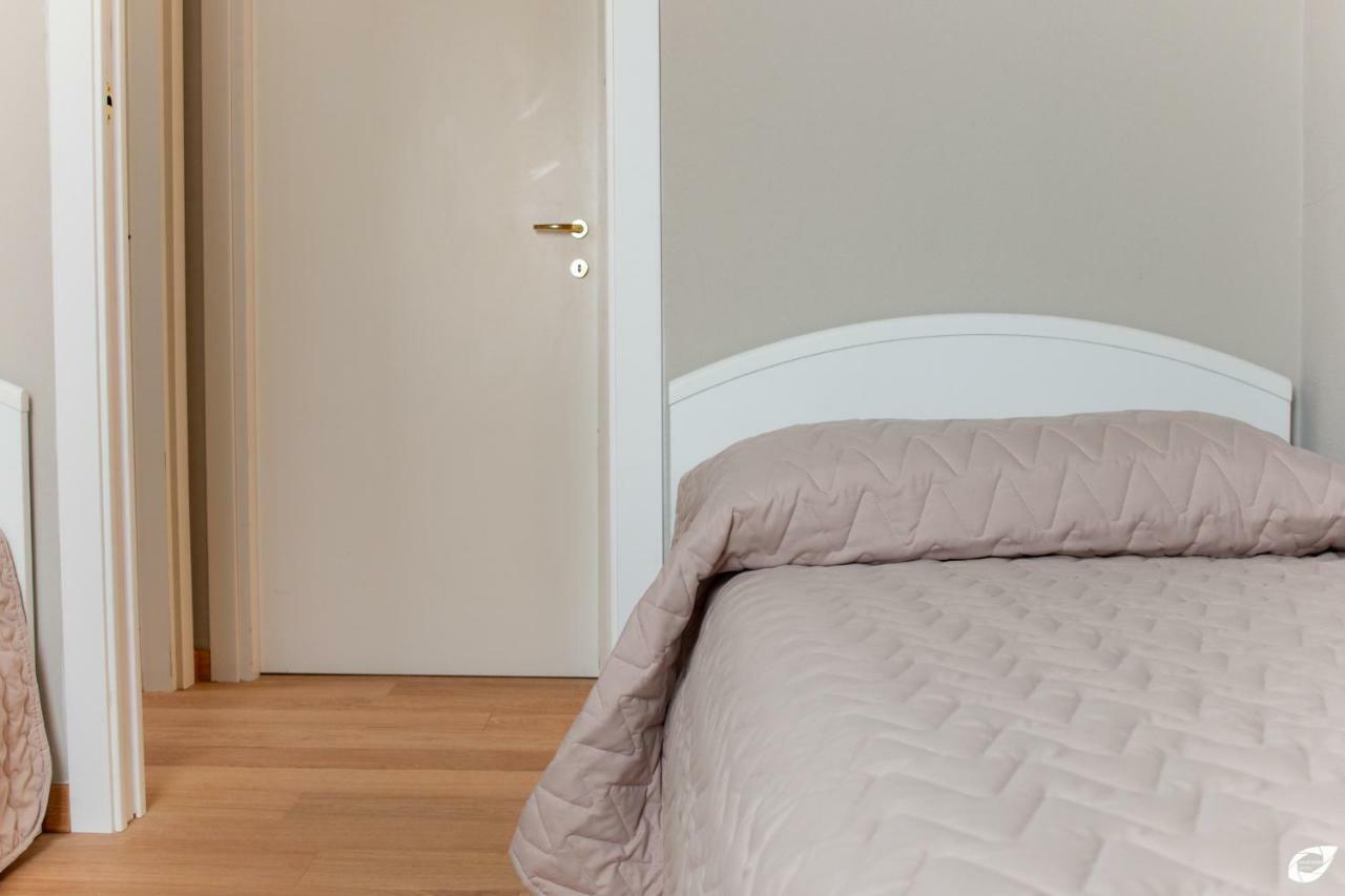 2-Bedroom Apt, With Balcony & Aircondition - 50 M From The Beach マリーナ・ディ・ピエトラサンタ エクステリア 写真