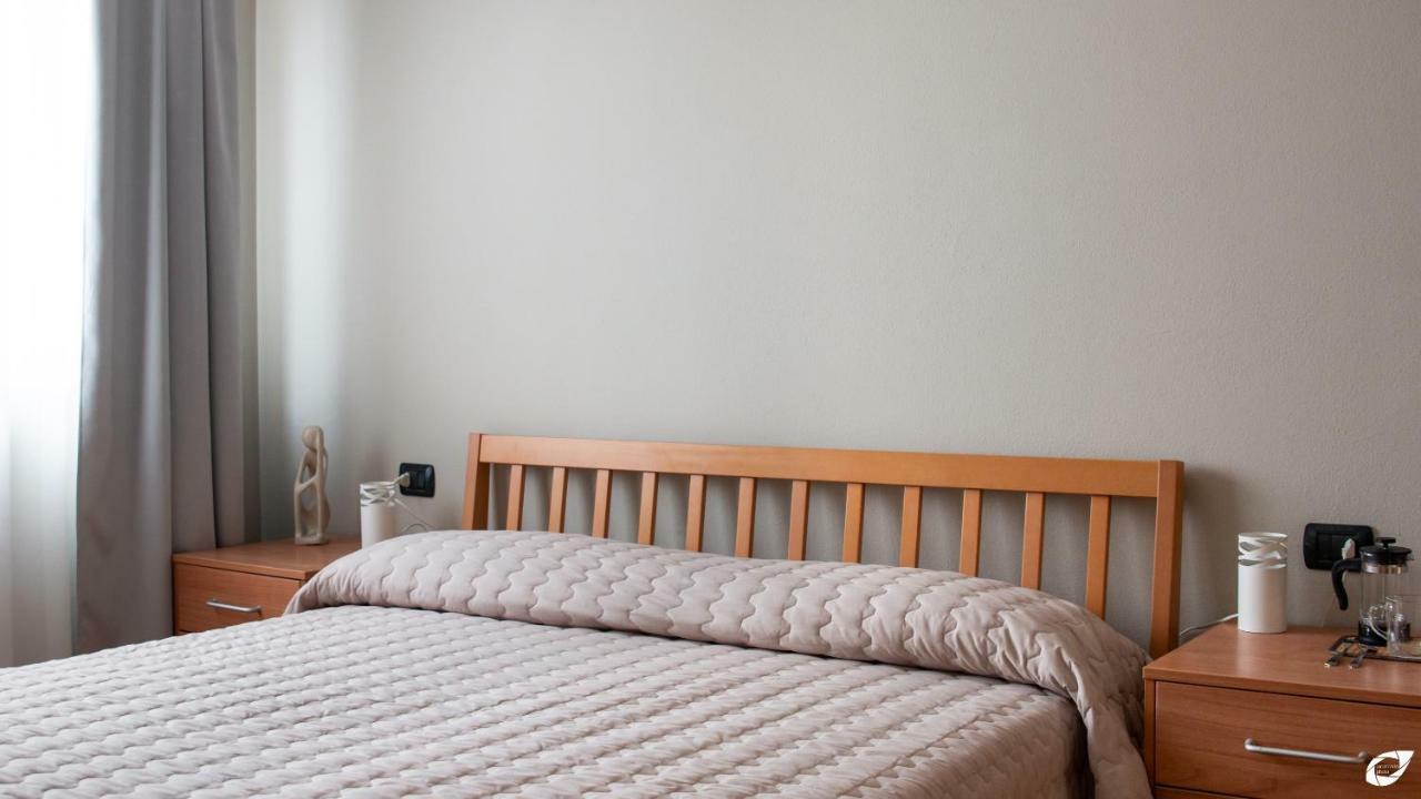 2-Bedroom Apt, With Balcony & Aircondition - 50 M From The Beach マリーナ・ディ・ピエトラサンタ エクステリア 写真